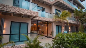 Fachada moderna del Bloque Sol en el Condominio Vistamar, un hotel frente al mar en Coveñas con diseño elegante y palmeras tropicales.