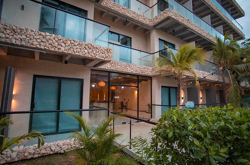 Ingreso principal del Bloque Sol en el Condominio Vistamar, un hotel frente al mar en Coveñas con arquitectura moderna y zonas verdes.