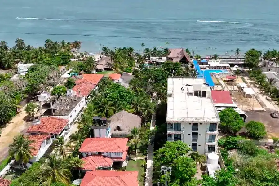 Vista aérea del Condominio Vistamar, hotel en Coveñas frente al mar con acceso directo a la playa.
