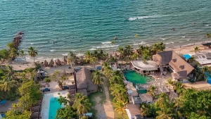 Vista aérea de las playas en Coveñas frente al Condominio Vistamar, con mar turquesa y palmeras.